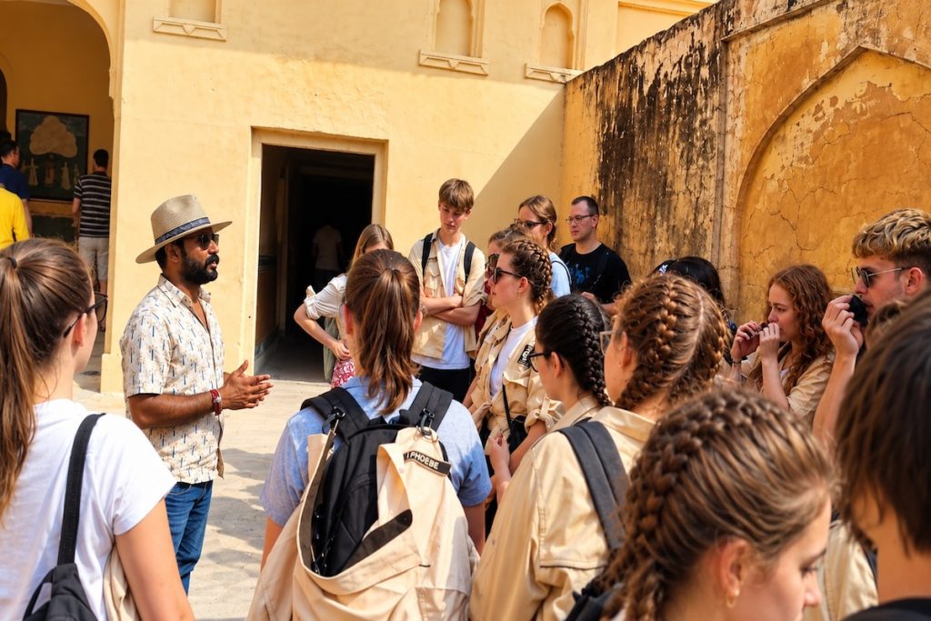 Local guide with travellers during a private Jaipur sightseeing tour